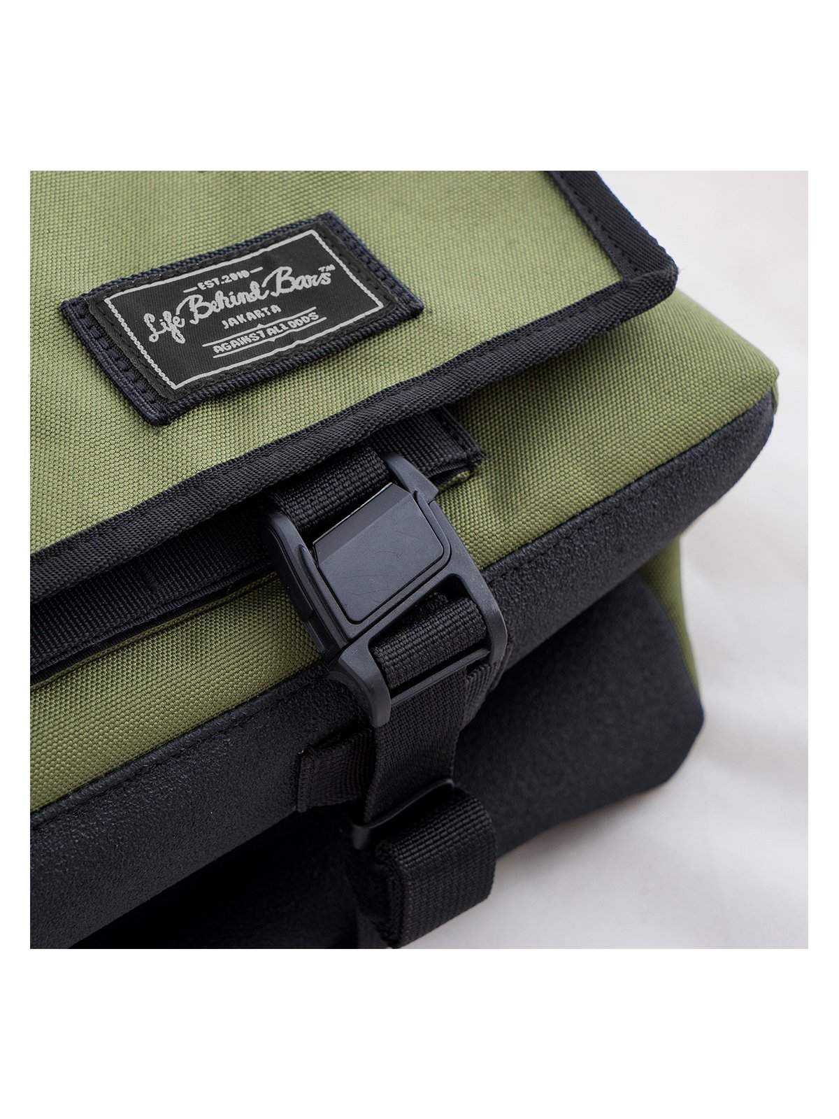 Life Behind Bars The Echelon (M) 32L Messenger – Oribags