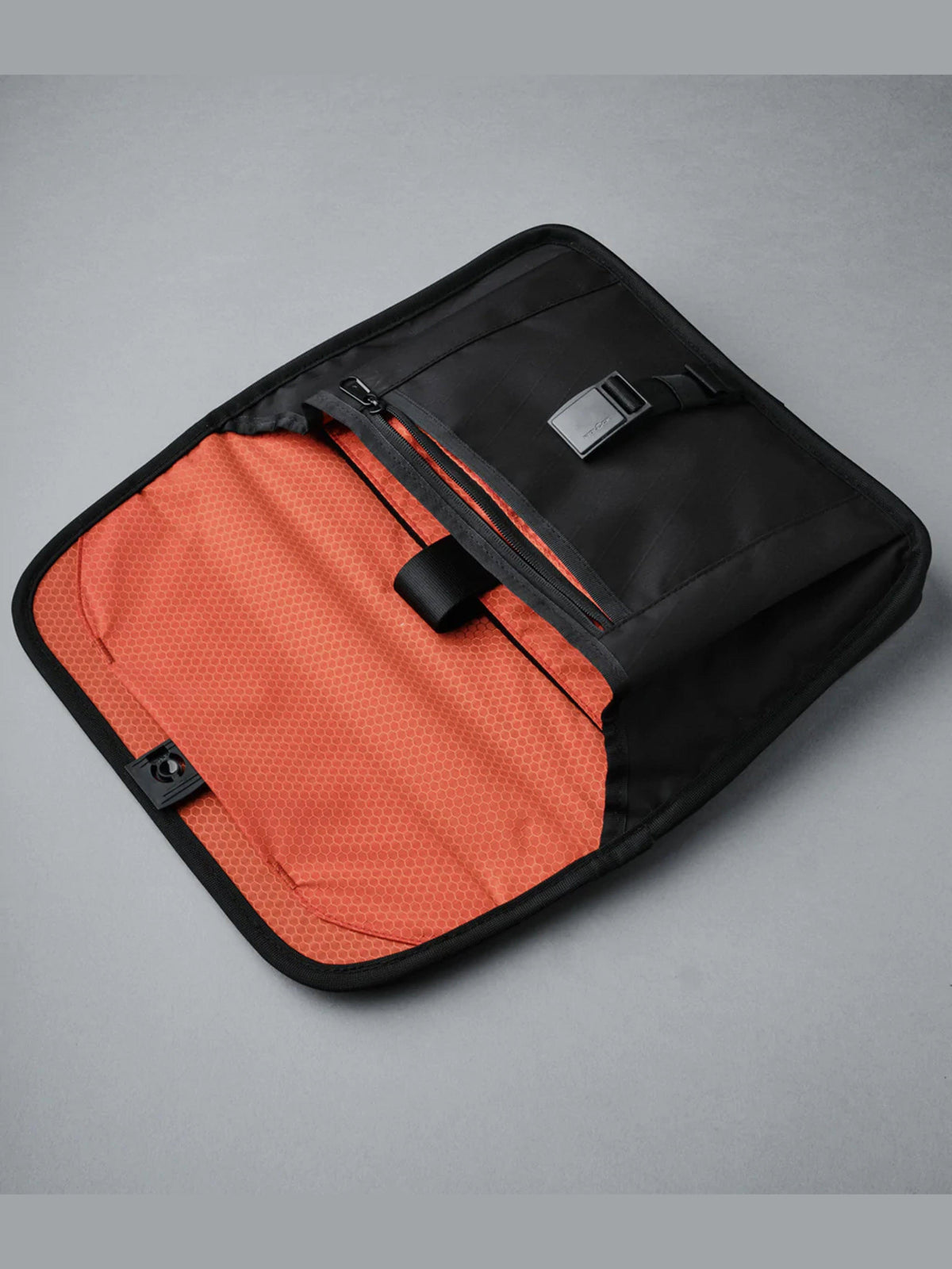 Alpaka Alpha Sling Limited Edition